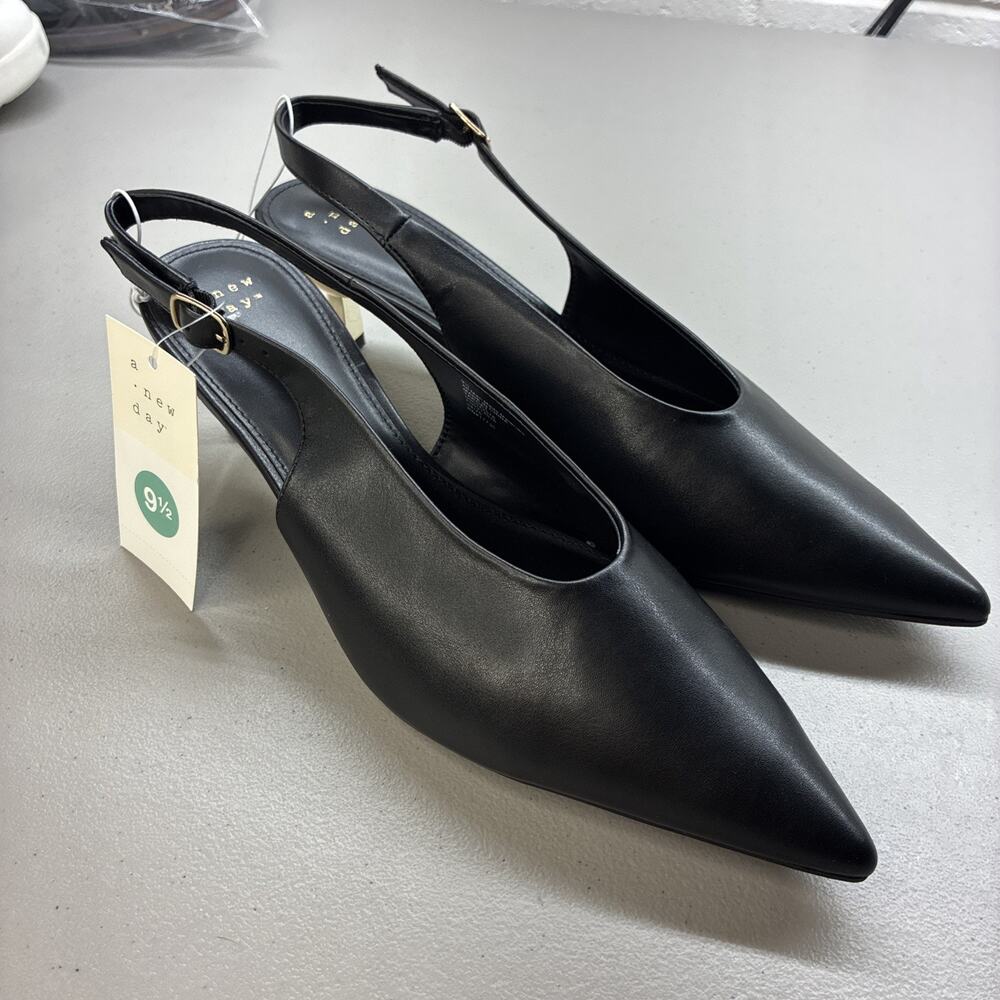 A New Day Womens Black Pointed Toe Slingback Kitten Heels Gold Heel Size 9.5